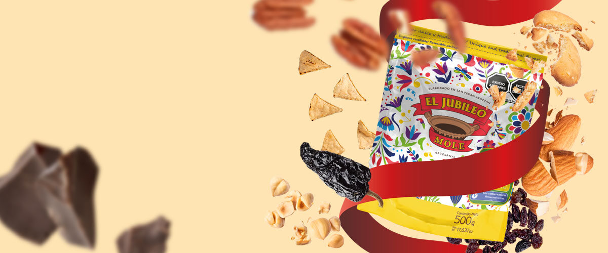 Mole El Jubileo rodeado de los ingredientes de su receta
