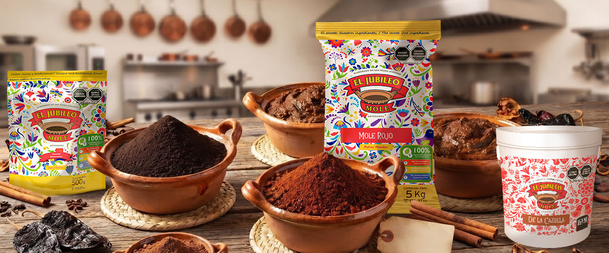 Presentaciones de Mole El Jubileo en pasta y en polvo sobre una mesa de cocina